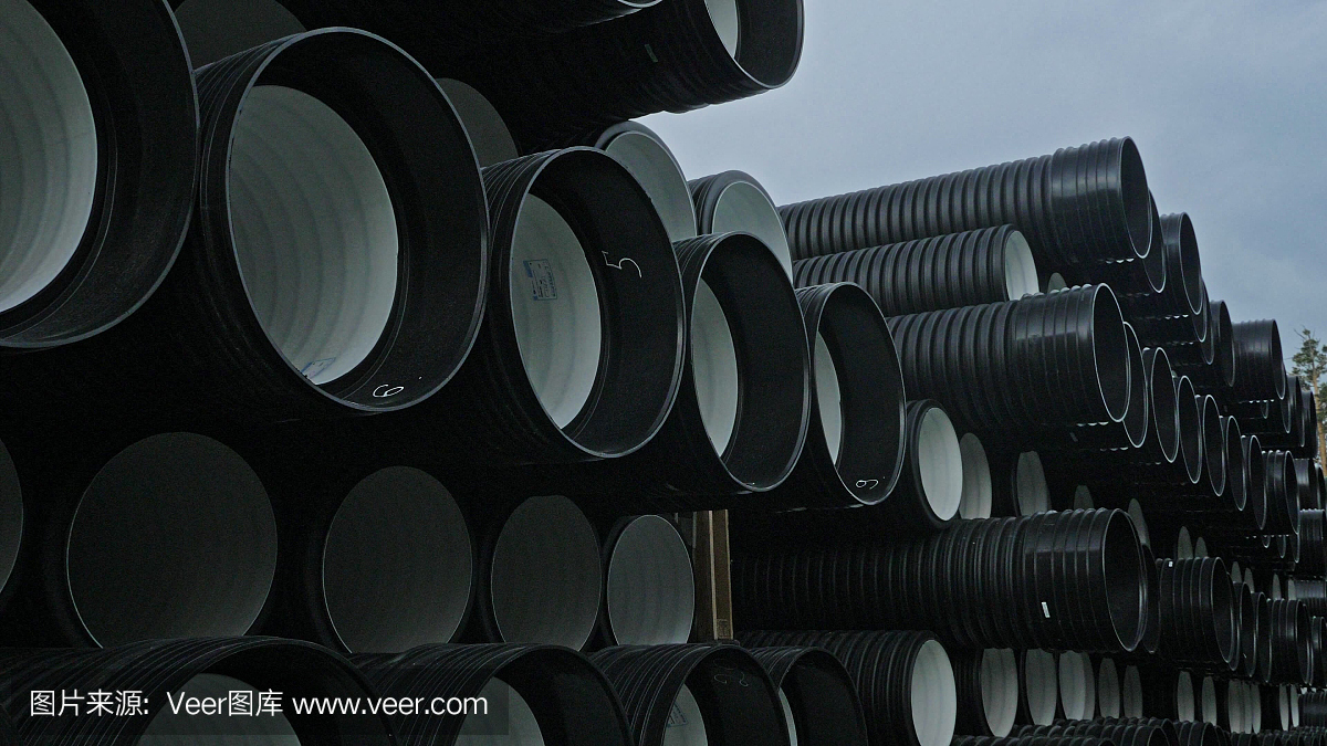 成品塑料管倉庫,工業戶外儲存場地。生產塑料水管的工廠。