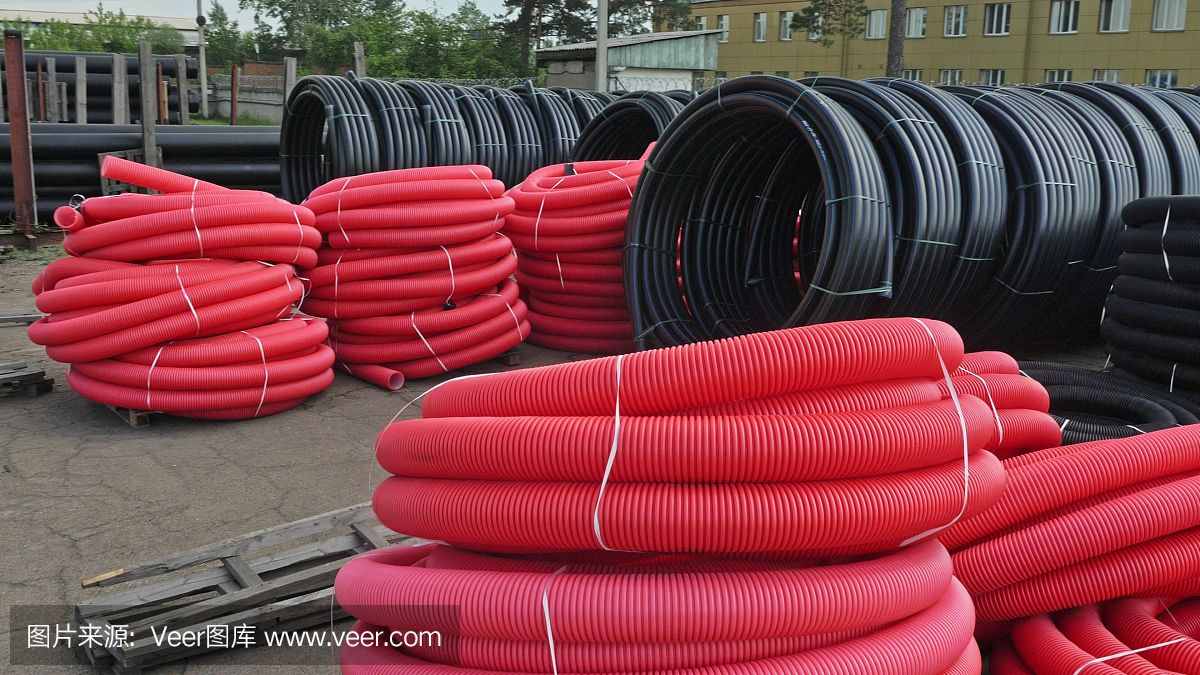 成品塑料管倉庫,工業戶外儲存場地。生產塑料水管的工廠。